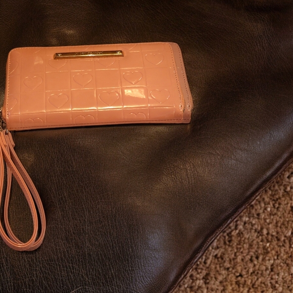 BETSEY JOHNSON NWOT Mauve hearts 💕 and Wristlet Wallet Patent Leather - Picture 8 of 8